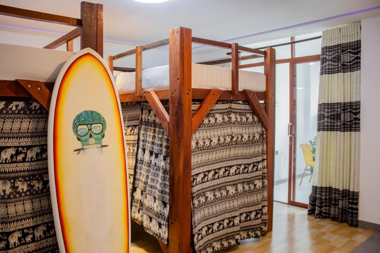 Surf & Party Weligama Hostel Exterior foto
