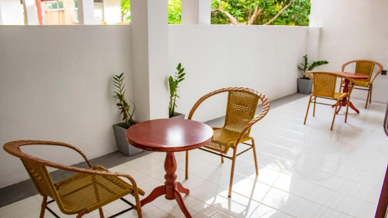 Surf & Party Weligama Hostel Exterior foto