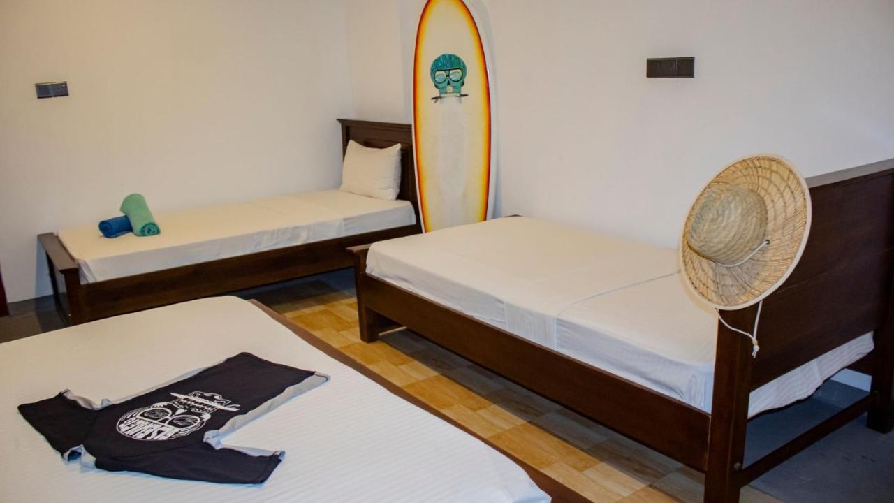 Surf & Party Weligama Hostel Exterior foto