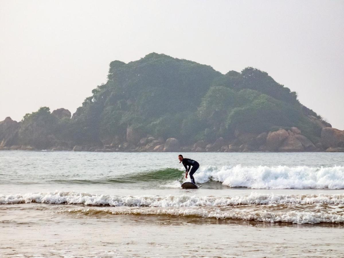 Surf & Party Weligama Hostel Exterior foto