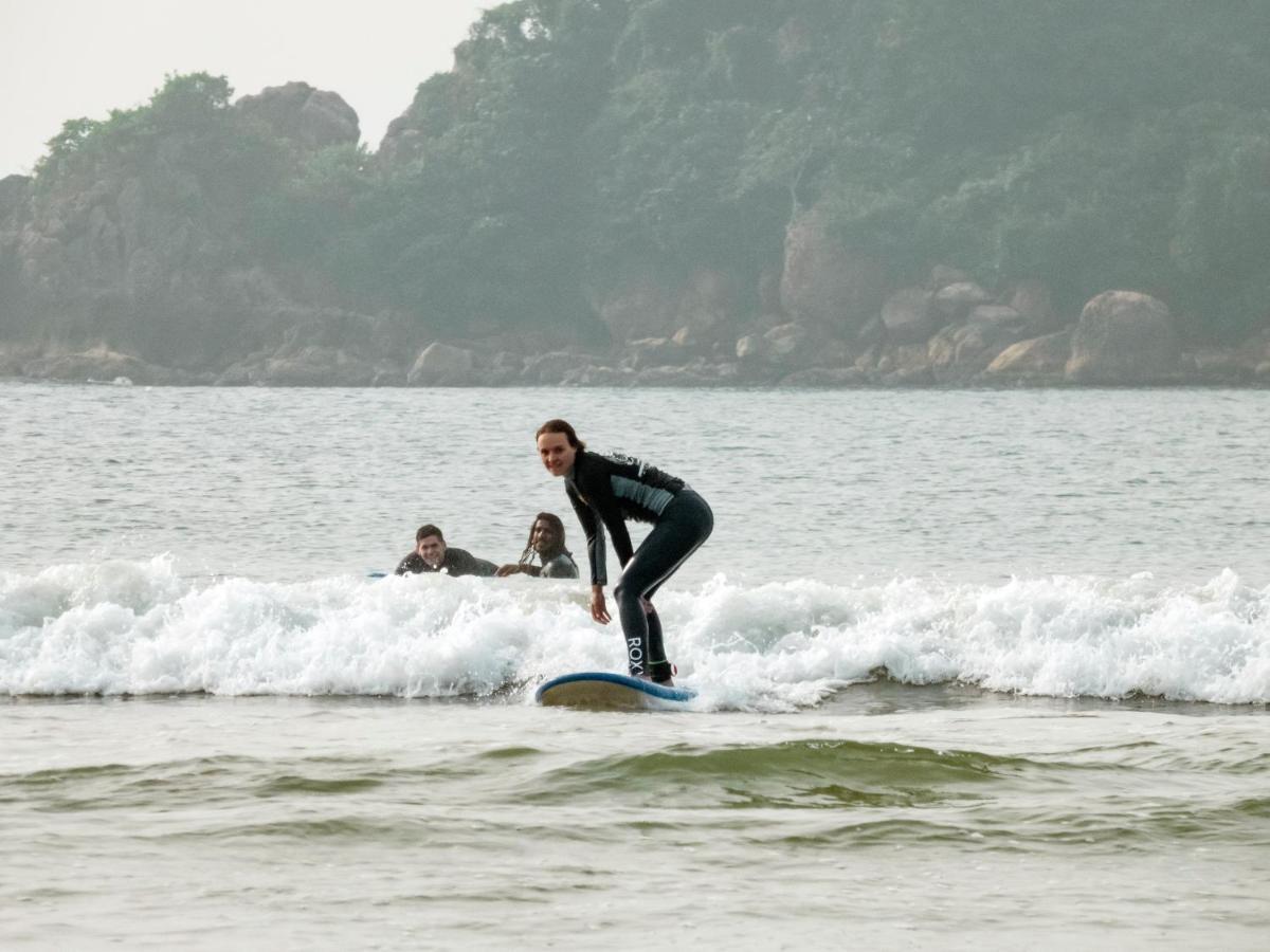 Surf & Party Weligama Hostel Exterior foto